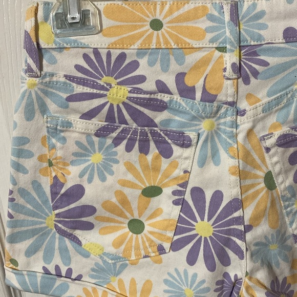 No Boundaries juniors high waist cuffed denim Tom girl jean shorts; size: 3 - Picture 2 of 3